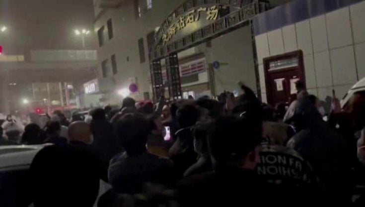 “basta-con-il-lockdown”,-in-centinaia-protestano-contro-le-restrizioni-covid-nello-xinjiang-in-cina