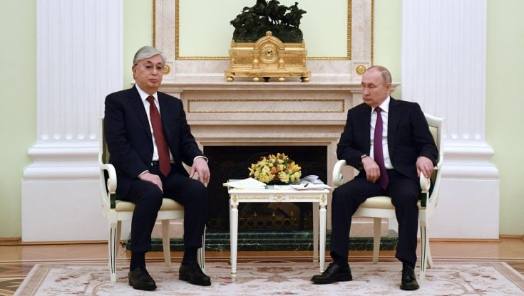 il-kazakhstan-tra-mosca-e-l’occidente:-il-presidente-tokaev-da-putin-e-macron.-l’ombra-di-una-“soluzione-ucraina”