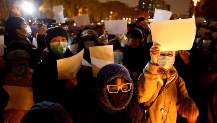 pechino,-proteste-anti-lockdown-all’universita.-la-studentessa-italiana:-“non-possiamo-ne-entrare-ne-uscire-dal-campus”