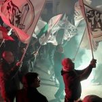 La fiaccolata nera di Lealtà Azione contro la Nato e pro Russia: così l’ultradestra si maschera da pacifista per sfilare a Milano