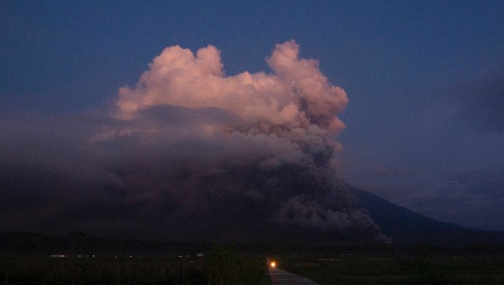 vulcano-semeru,-allerta-massima-ed-evacuazioni-di-massa-per-l’eruzione.-il-giappone-monitora-il-rischio-tsunami