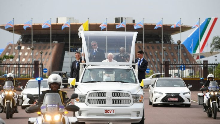 il-papa-atterra-in-africa:-“giu-le-mani-dal-congo-non-e-una-miniera-da-sfruttare”