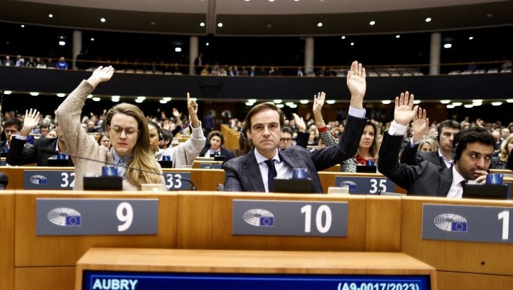 qatargate,-il-parlamento-europeo-revoca-l’immunita-a-cozzolino-e-tarabella,-che-vota-a-favore:-“finalmente-posso-difendermi”