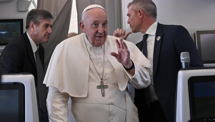 papa-francesco:-“la-morte-di-benedetto-xvi-e-stata-strumentalizzata-da-gente-senza-etica”
