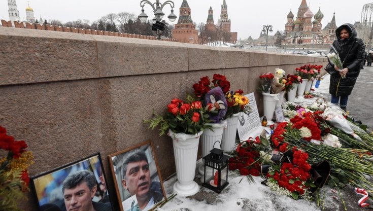 sul-“ponte-nemtsov”-otto-anni-dopo-l’omicidio-del-grande-oppositore-di-putin:-“non-ci-restano-che-i-fiori”