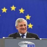 Scontro Tajani-Borghi-Vannacci sulla bandiera Ue. Il forzista: “Da ignoranti deriderla”. Il leghista: “La tenga pure come coperta”